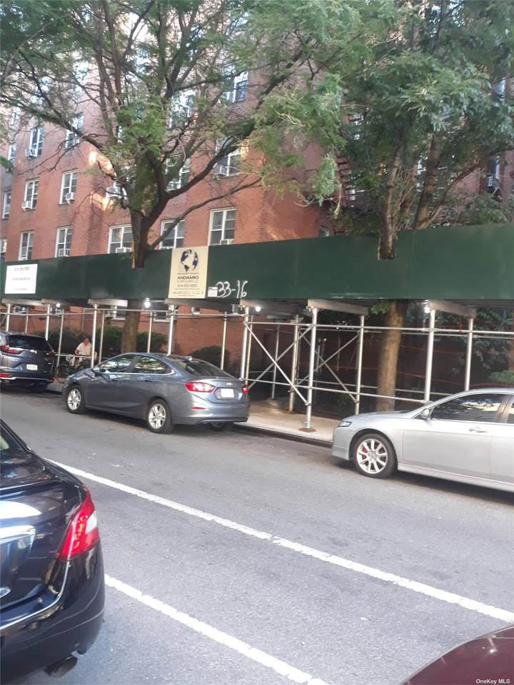 33-16 82 St - Photo 1