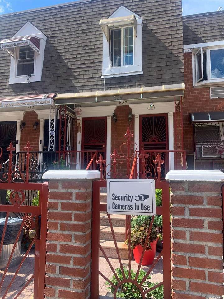 639 Hart - Photo 1