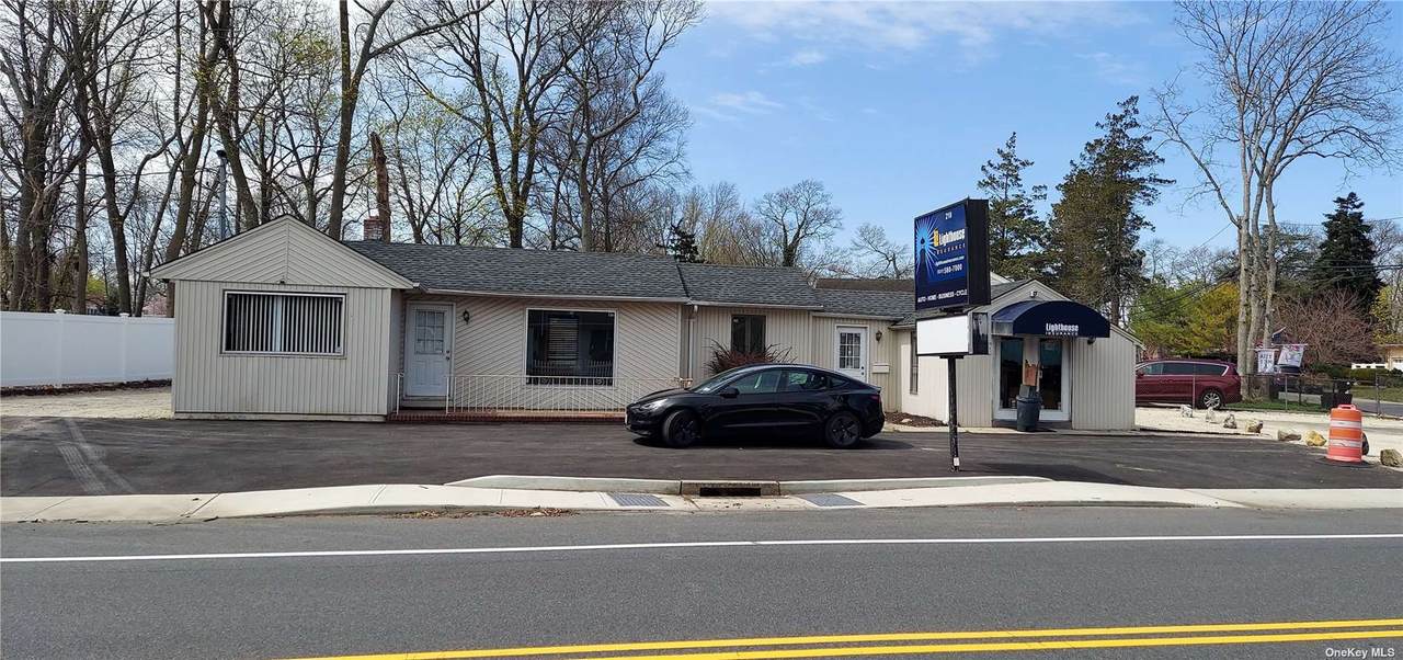 218 Ronkonkoma Avenue - Photo 1