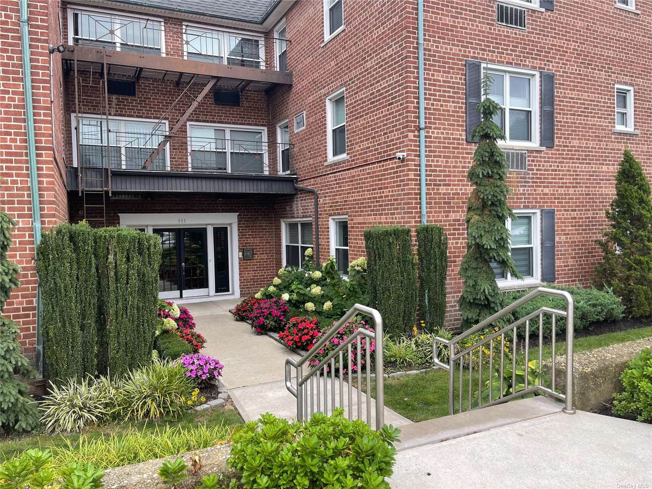 111 Centre Avenue - Photo 1