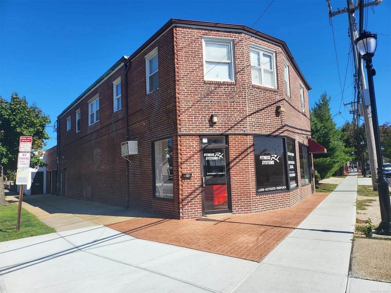119-121 Manorhaven Boulevard - Photo 1