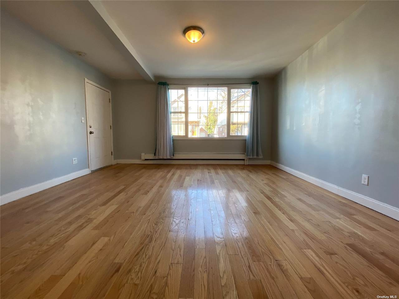 14-21 121 St - Photo 1