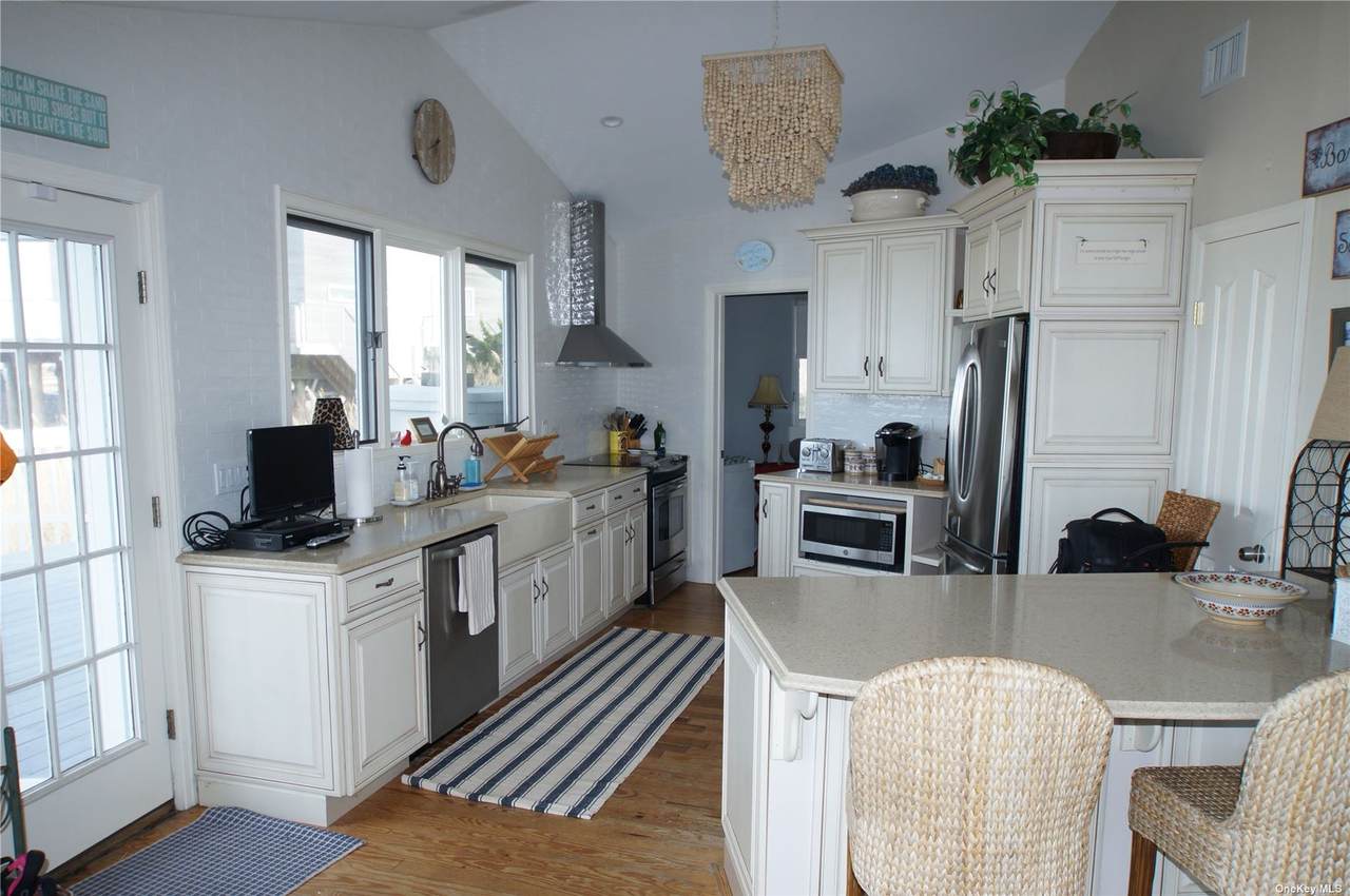 350 Dune Road - Photo 1