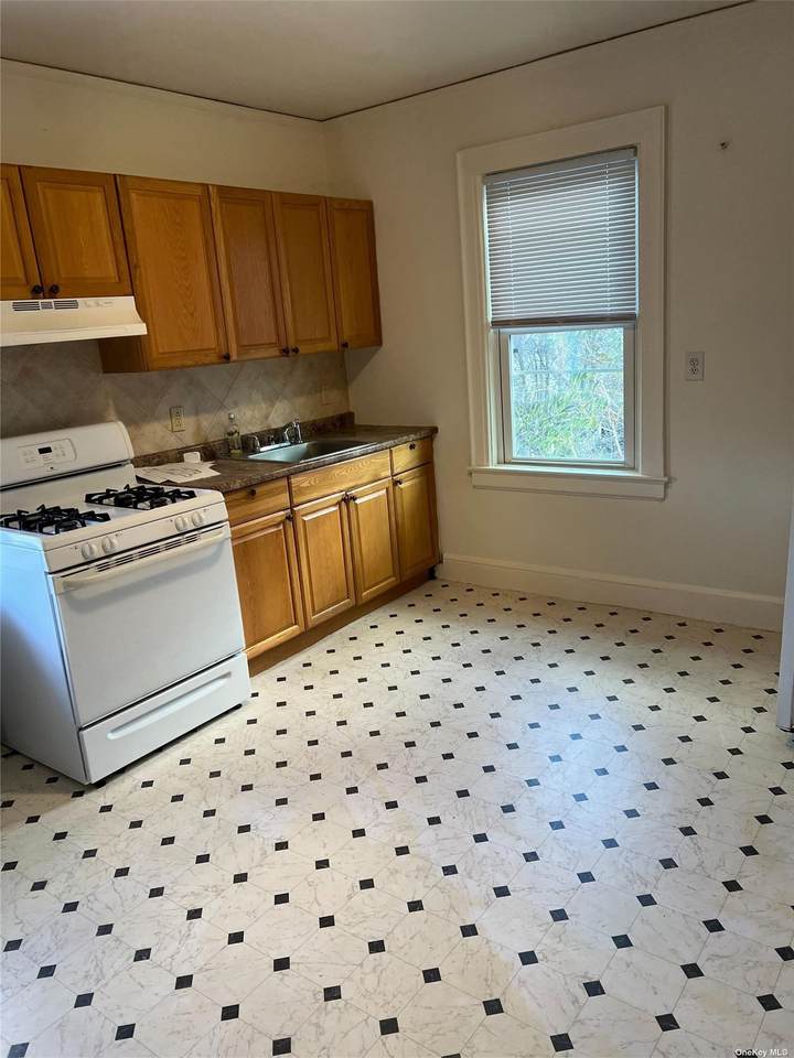 240 Maple Place - Photo 1