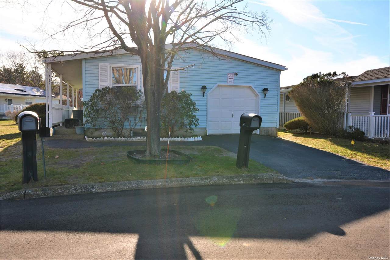 21 Village Circle - Photo 1