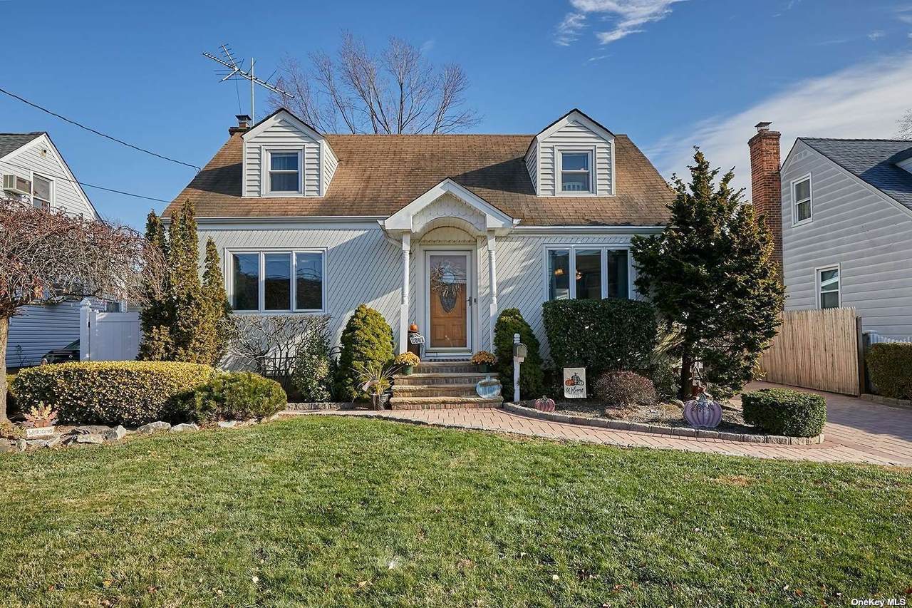 2087 Maple Street - Photo 1