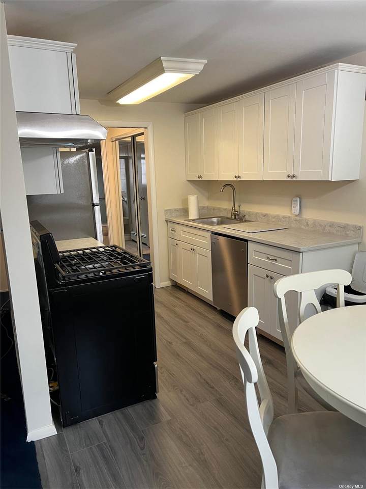 100 Jervis Avenue - Photo 1