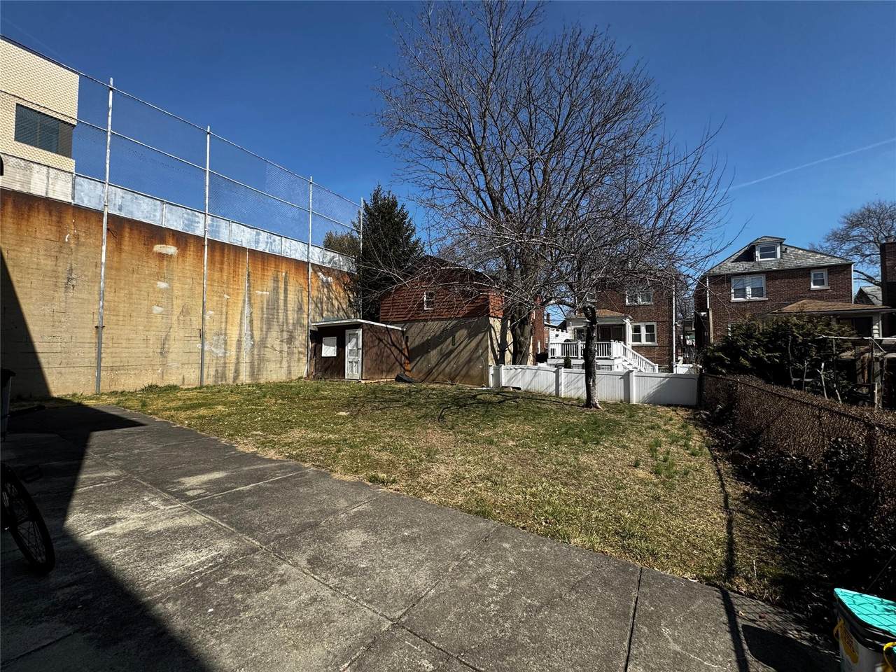 1934 Yates Avenue - Photo 1