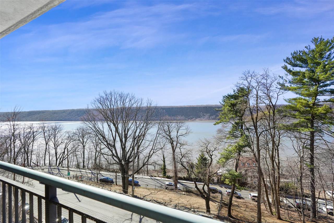 1020 Warburton Avenue - Photo 1