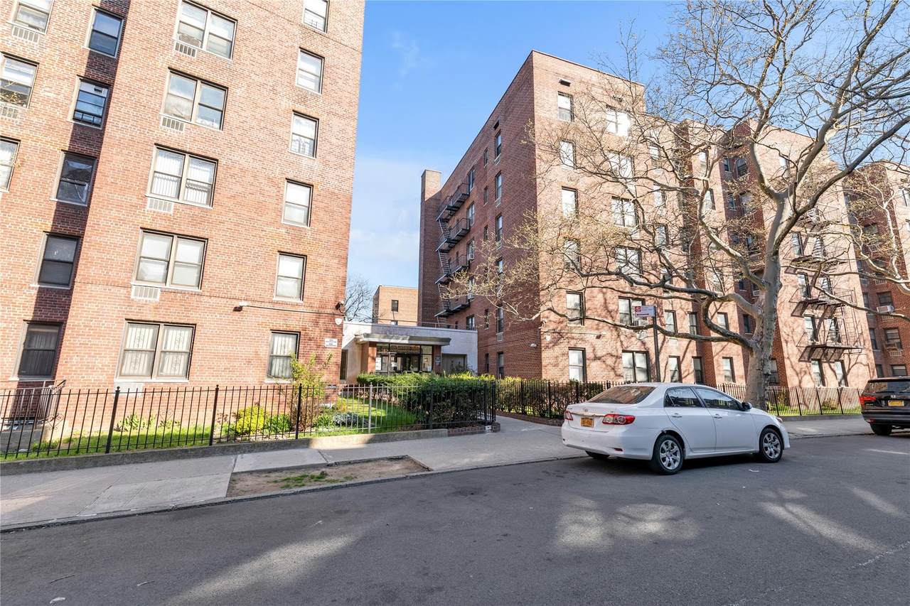 141-05 Pershing Crescent - Photo 1