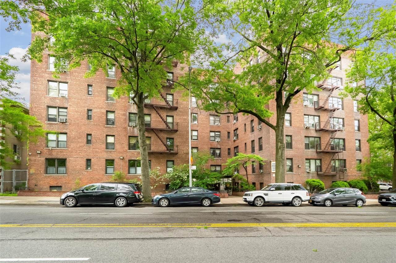 2244 Bronx Park - Photo 1