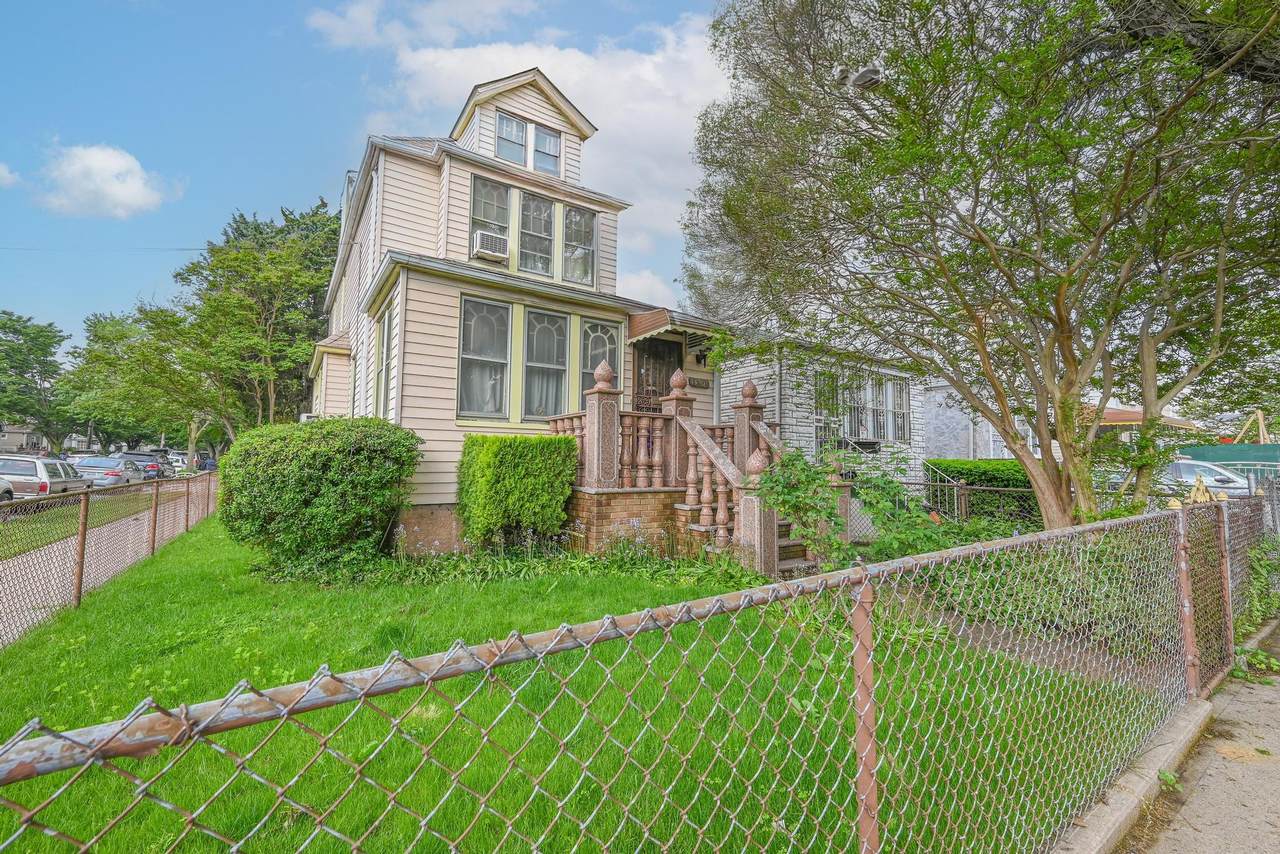 139-01 Linden Boulevard - Photo 1