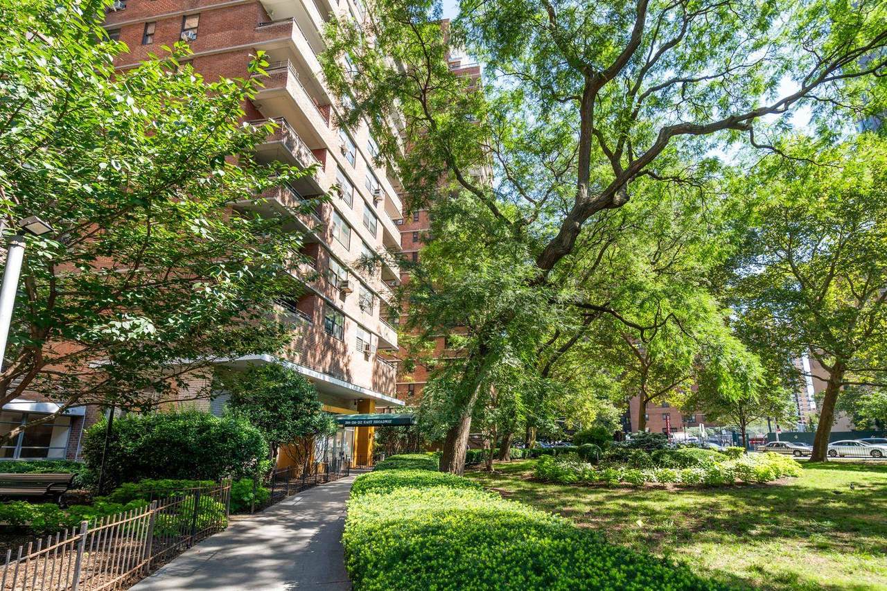 212 East Broadway - Photo 1