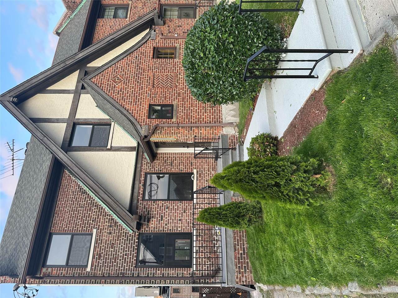 1840 Tenbroeck Ave - Photo 1