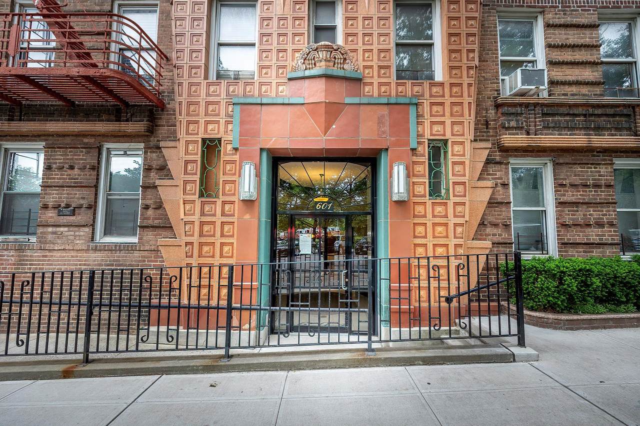 601 Pelham Parkway - Photo 1
