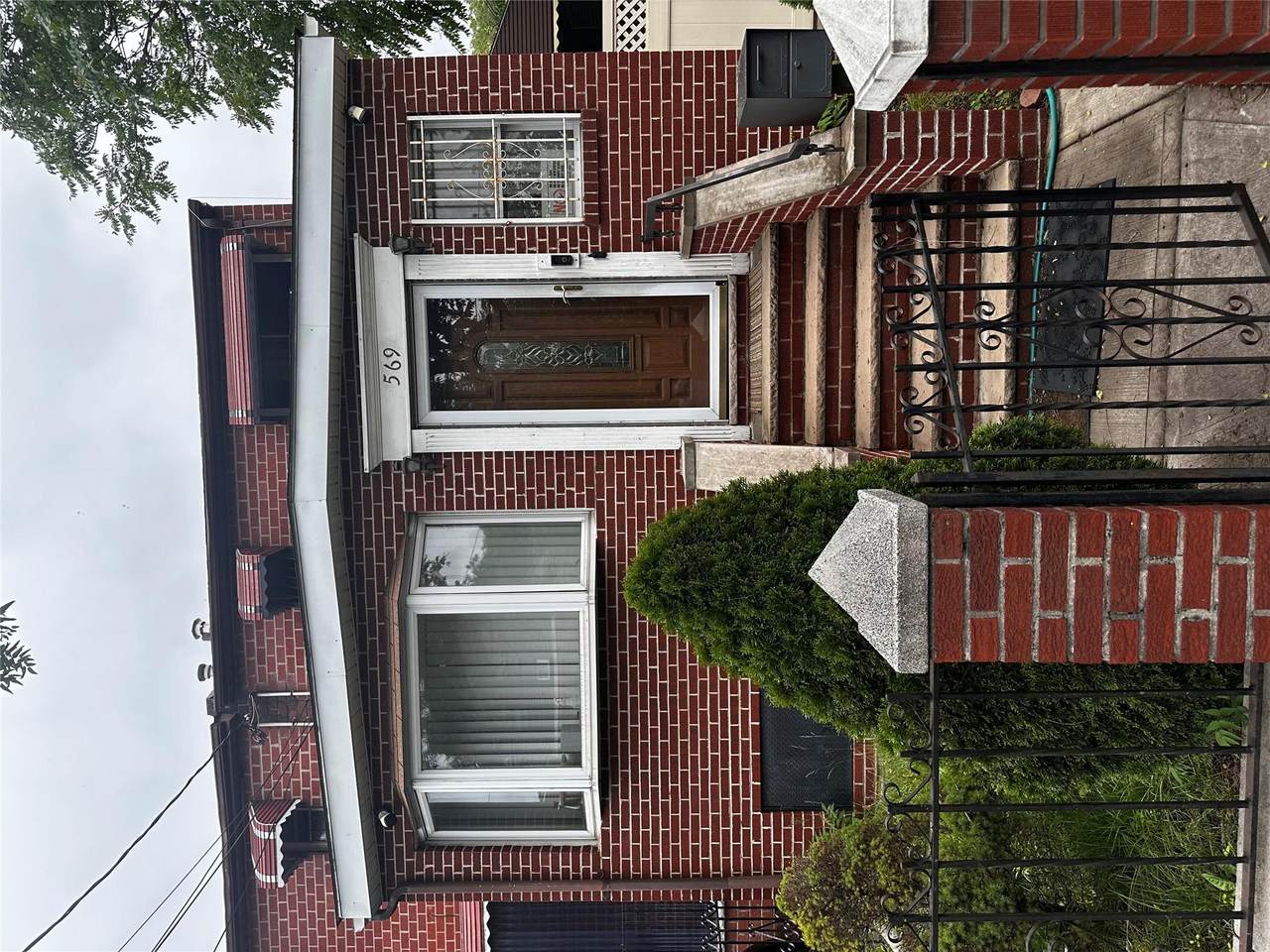 569 Warwick Street - Photo 1