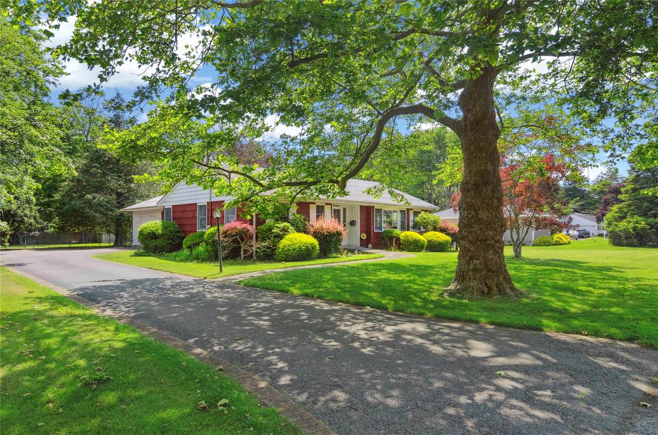 16 Colonial Drive - Photo 1