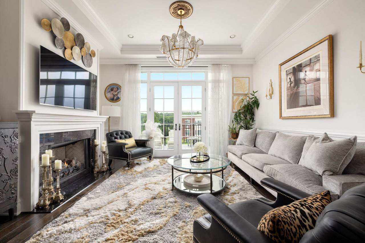 2000 Royal Court - Photo 1