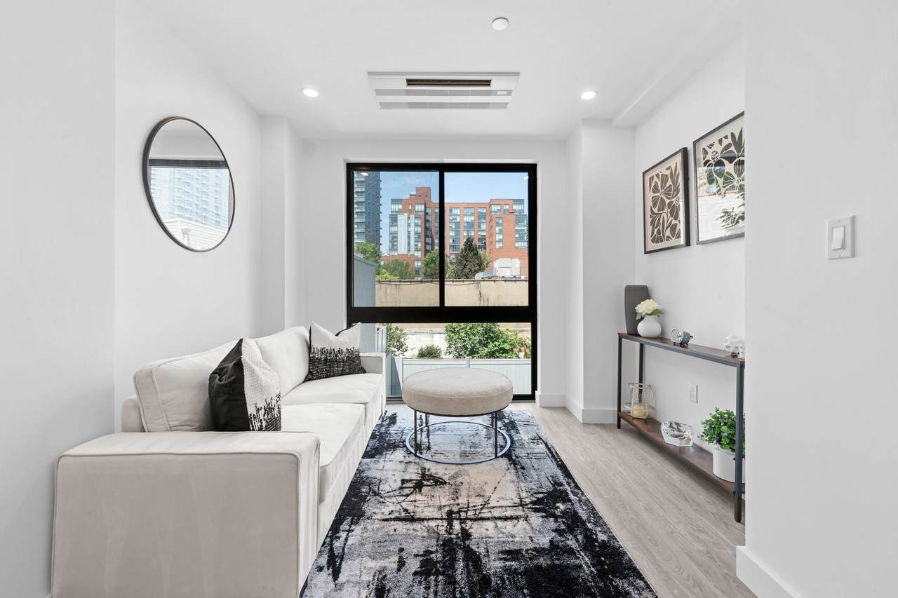 46-40 Vernon Boulevard - Photo 1