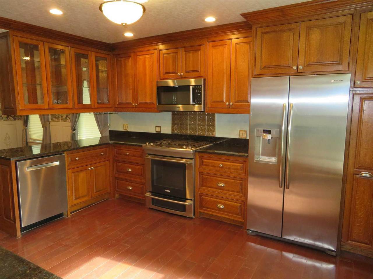 712 Main Street - Photo 1