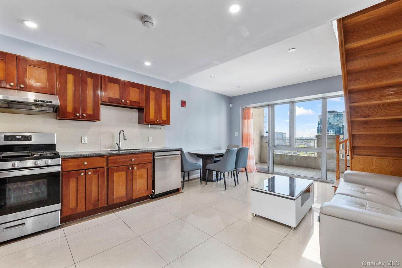 37-20 Prince Street - Photo 1