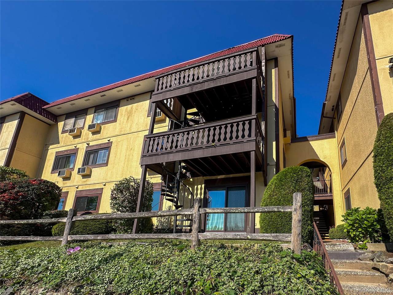 18 Granada Crescent - Photo 1