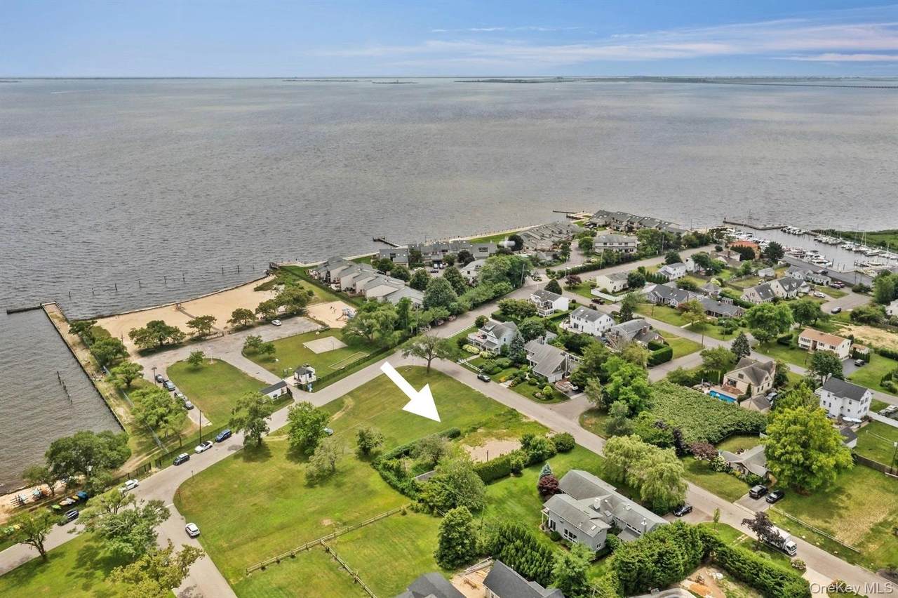 20 Bayway Avenue - Photo 1