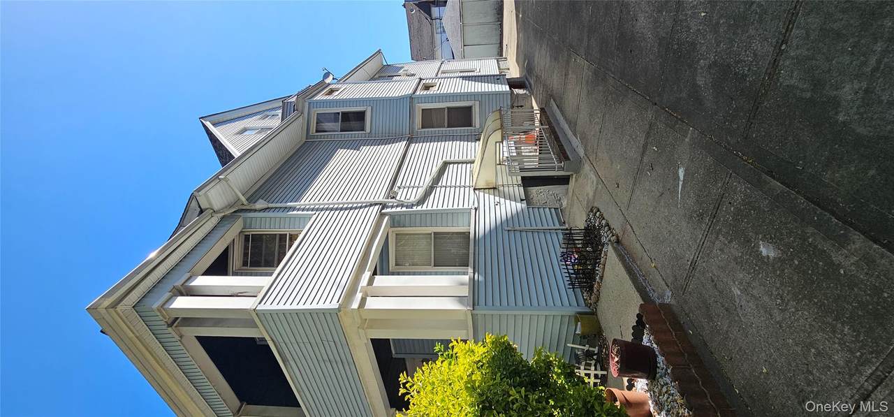 627 32nd Street - Photo 1