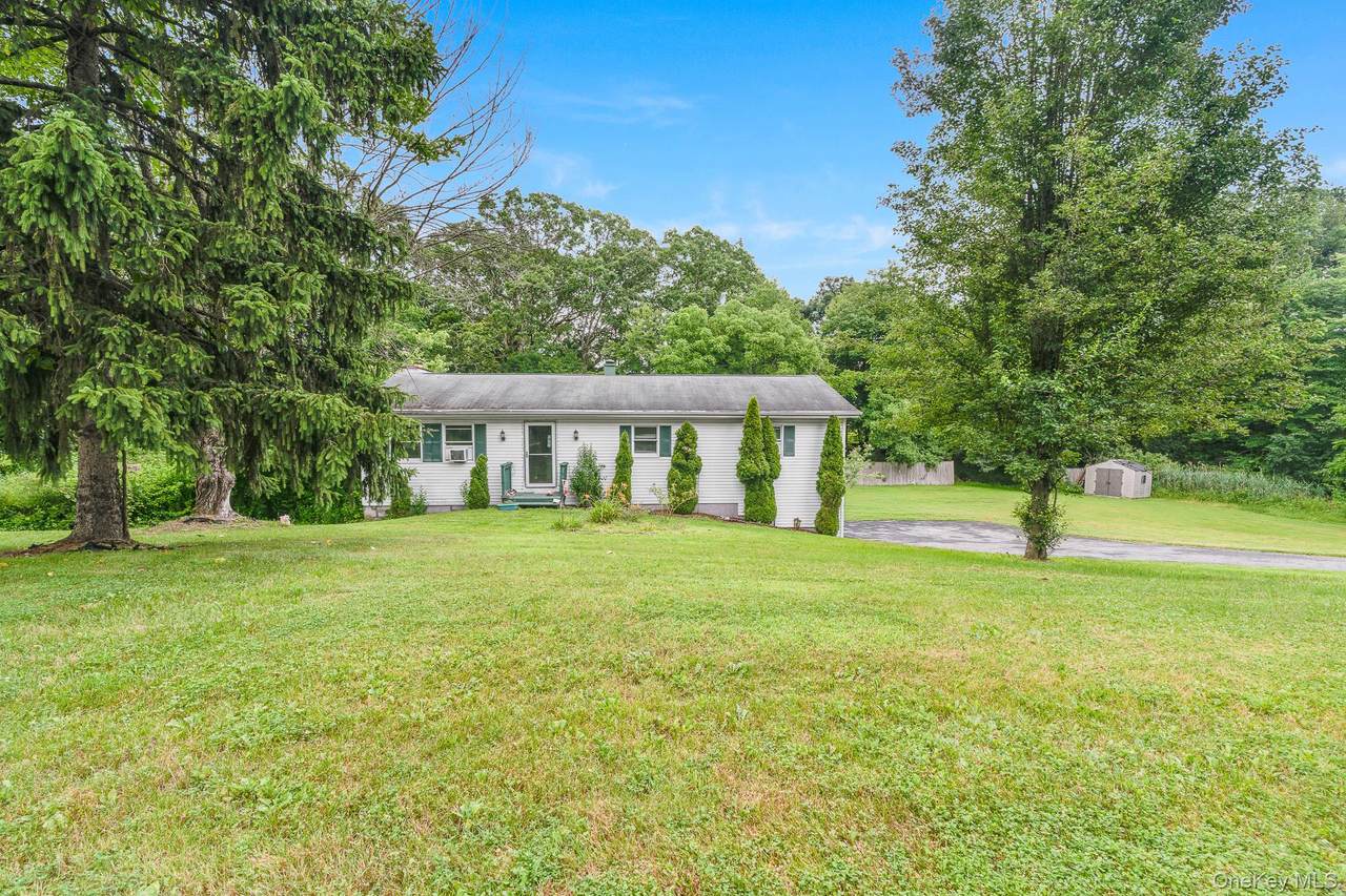 8 Larissa Lane - Photo 1