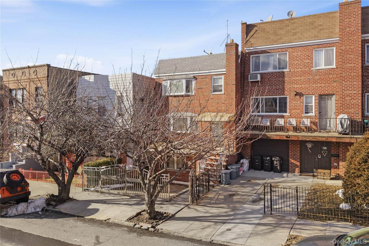 867 Kinsella Street - Photo 1