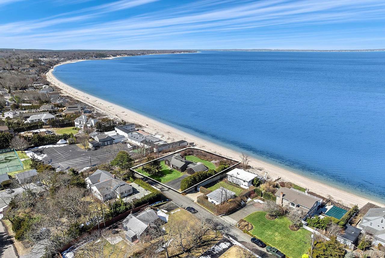 22 Peconic Crescent - Photo 1