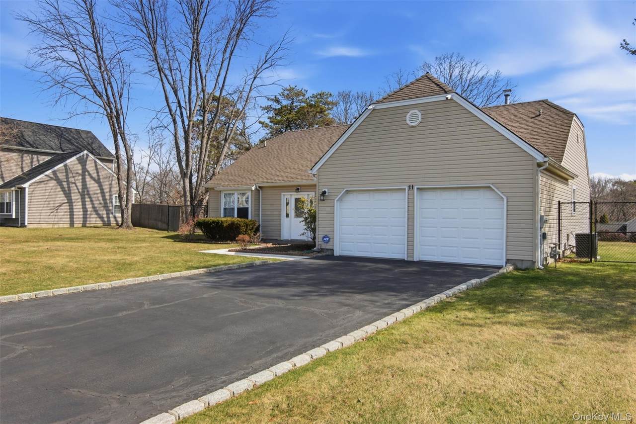 11 Royal Drive - Photo 1