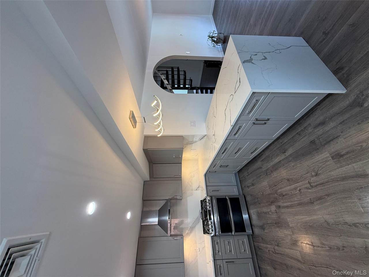 1090 Pelham Parkway - Photo 1