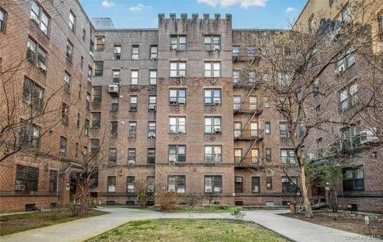 4220 Kissena Boulevard - Photo 1