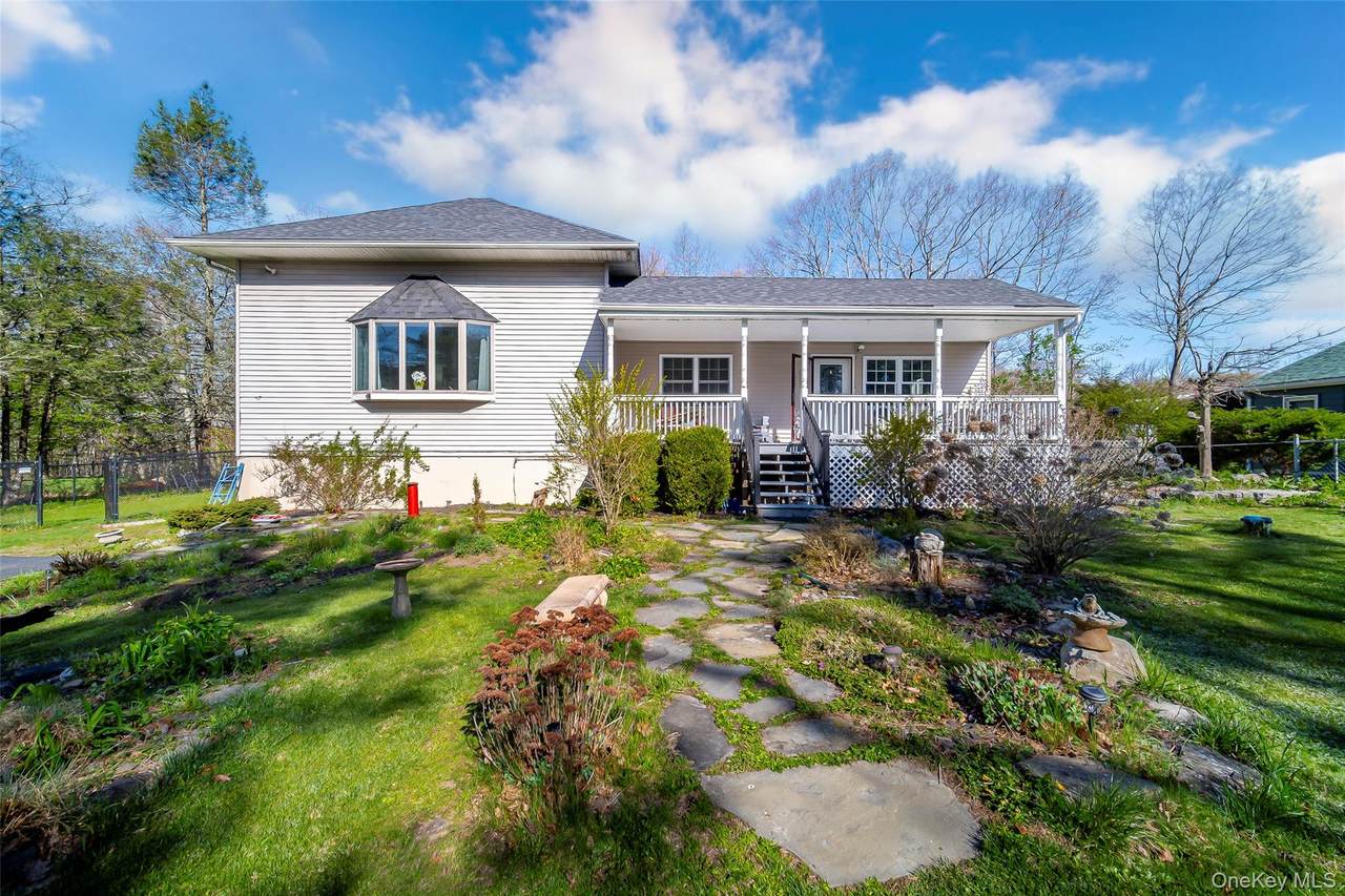 23 Raymond Drive - Photo 1