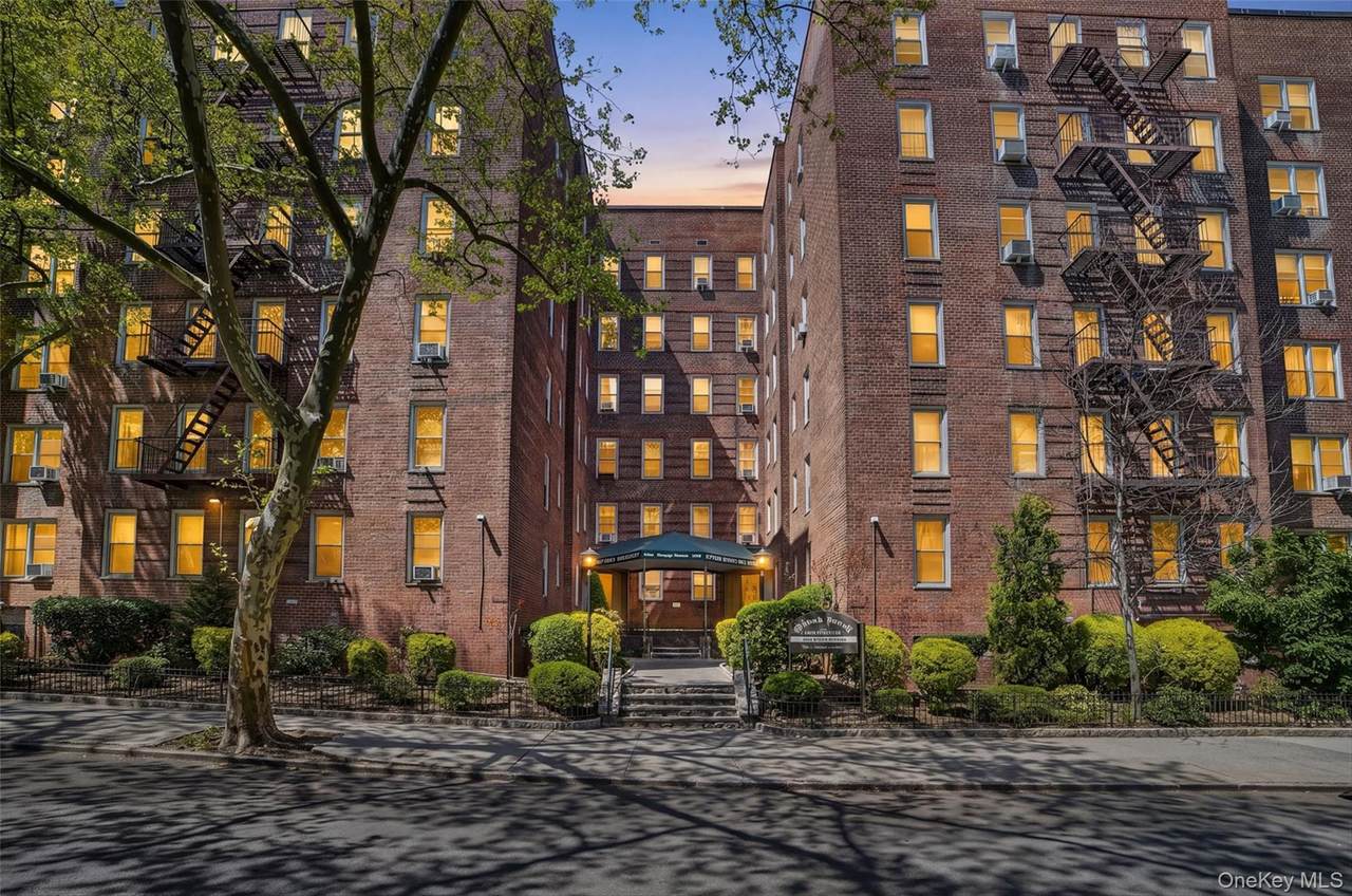 2105 Wallace Avenue - Photo 1