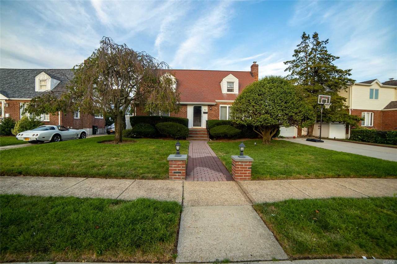711 Park Lane - Photo 1