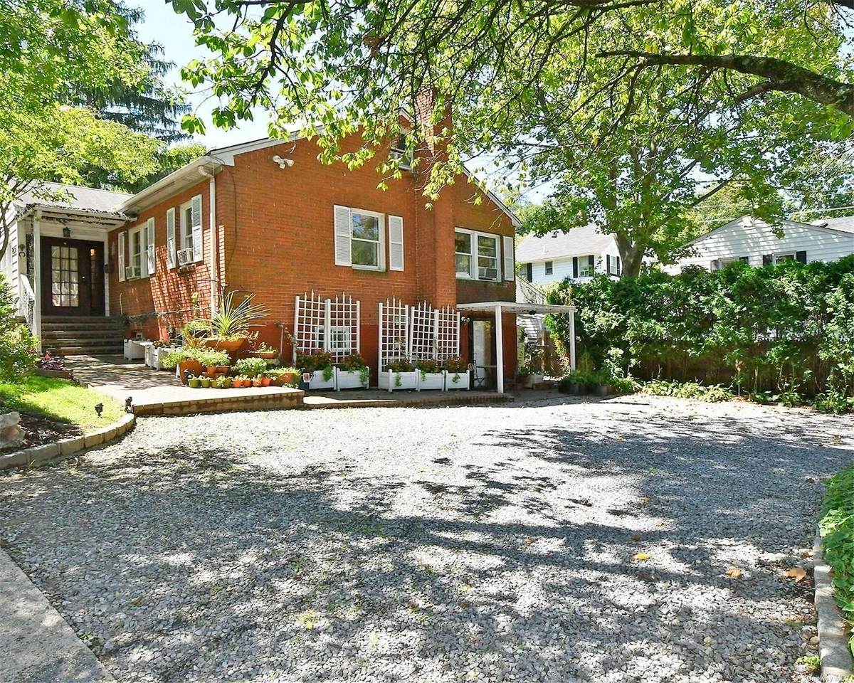 1089 Old Northern Boulevard - Photo 1