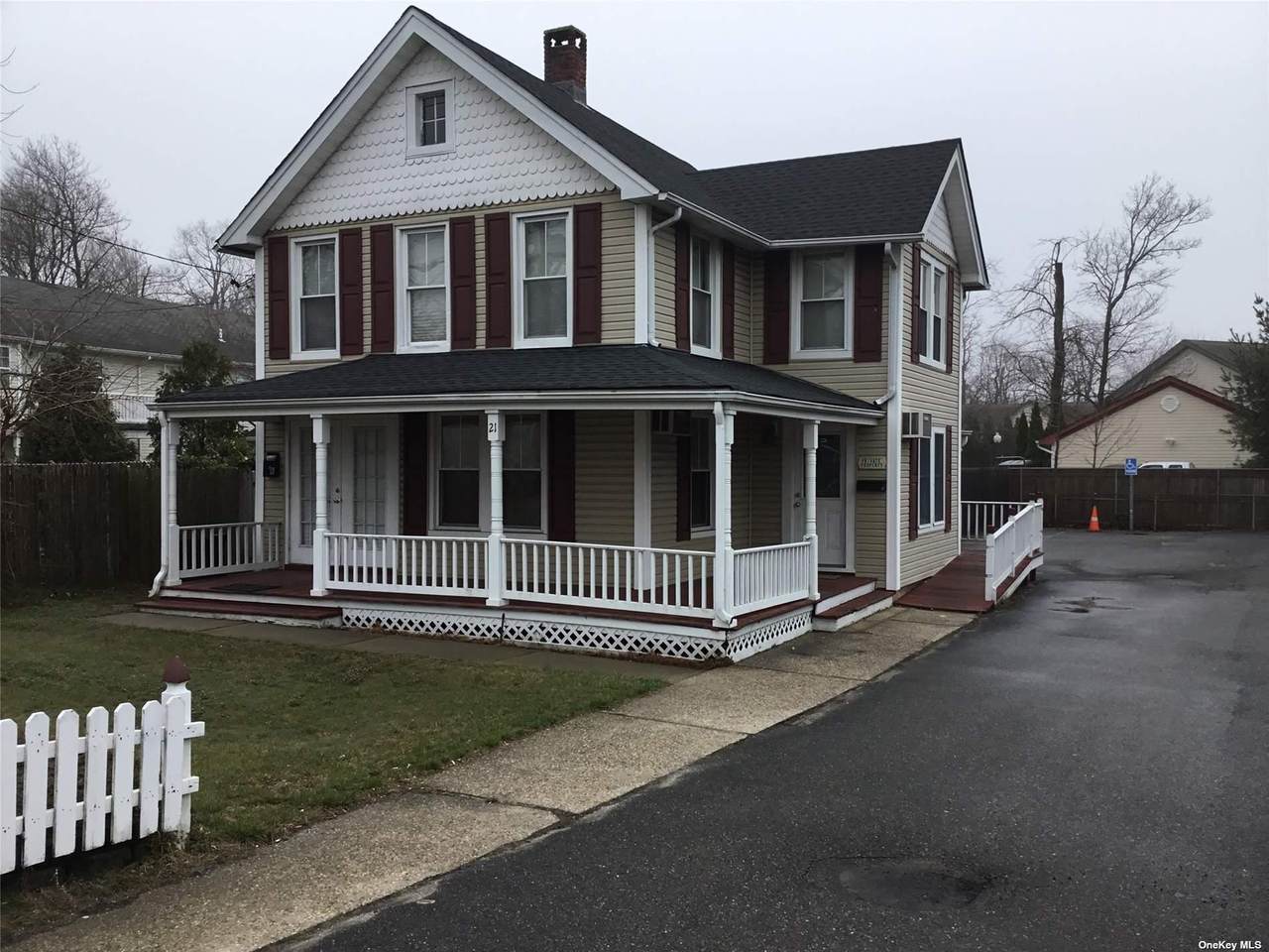 21 Carleton Avenue - Photo 1
