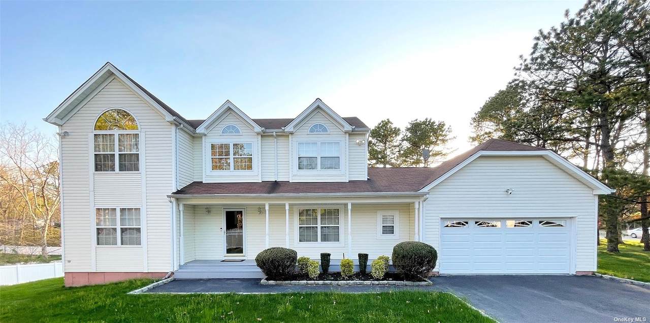 982 Middle Country Road - Photo 1