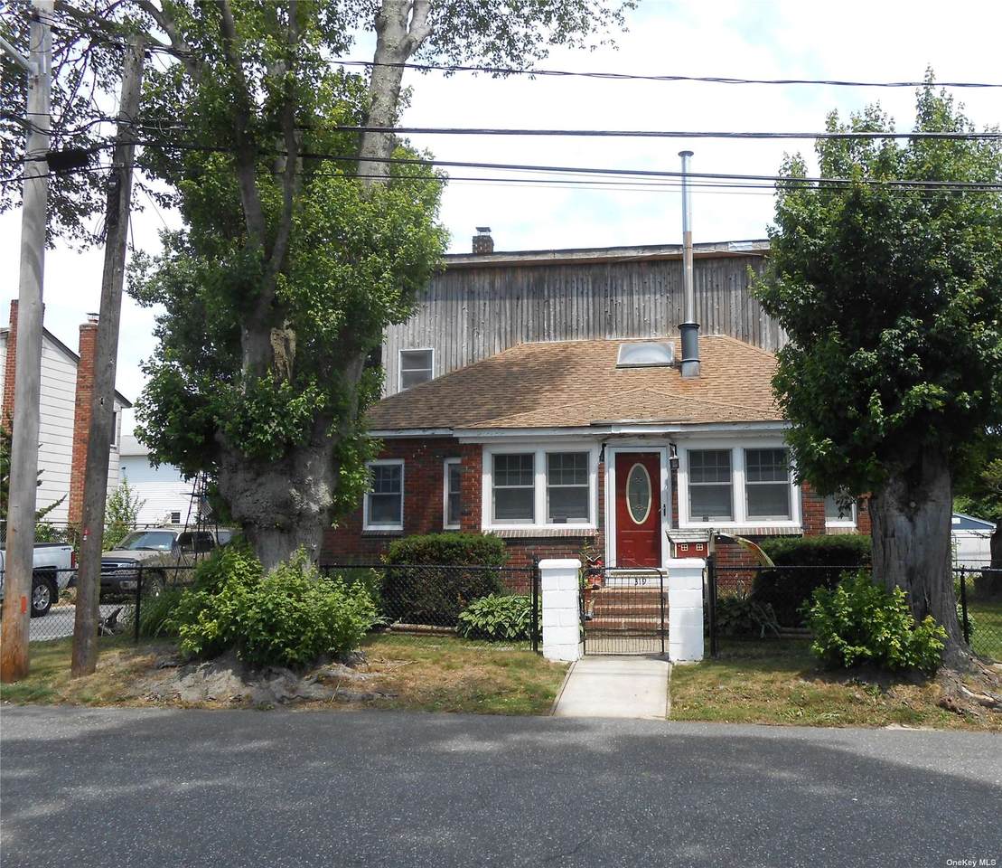319 Manhasset Street - Photo 1