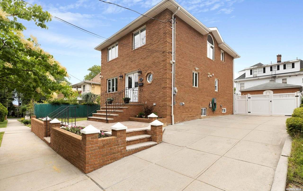 7-11 157 Street - Photo 1