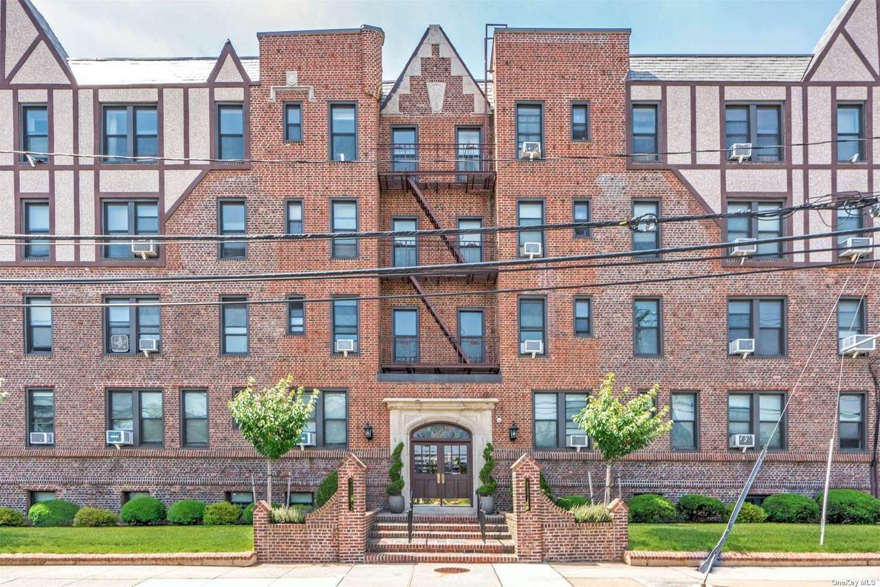 12 Hempstead Avenue - Photo 1