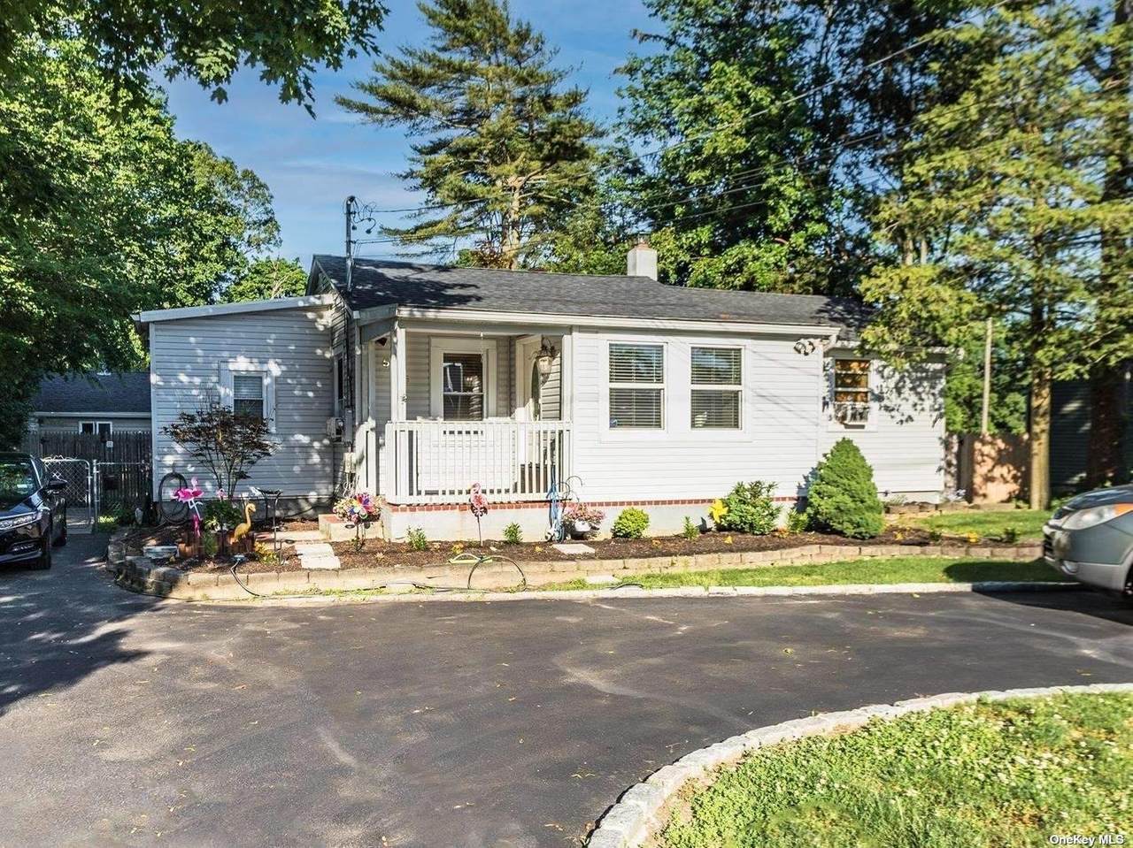 545 Islip Avenue - Photo 1
