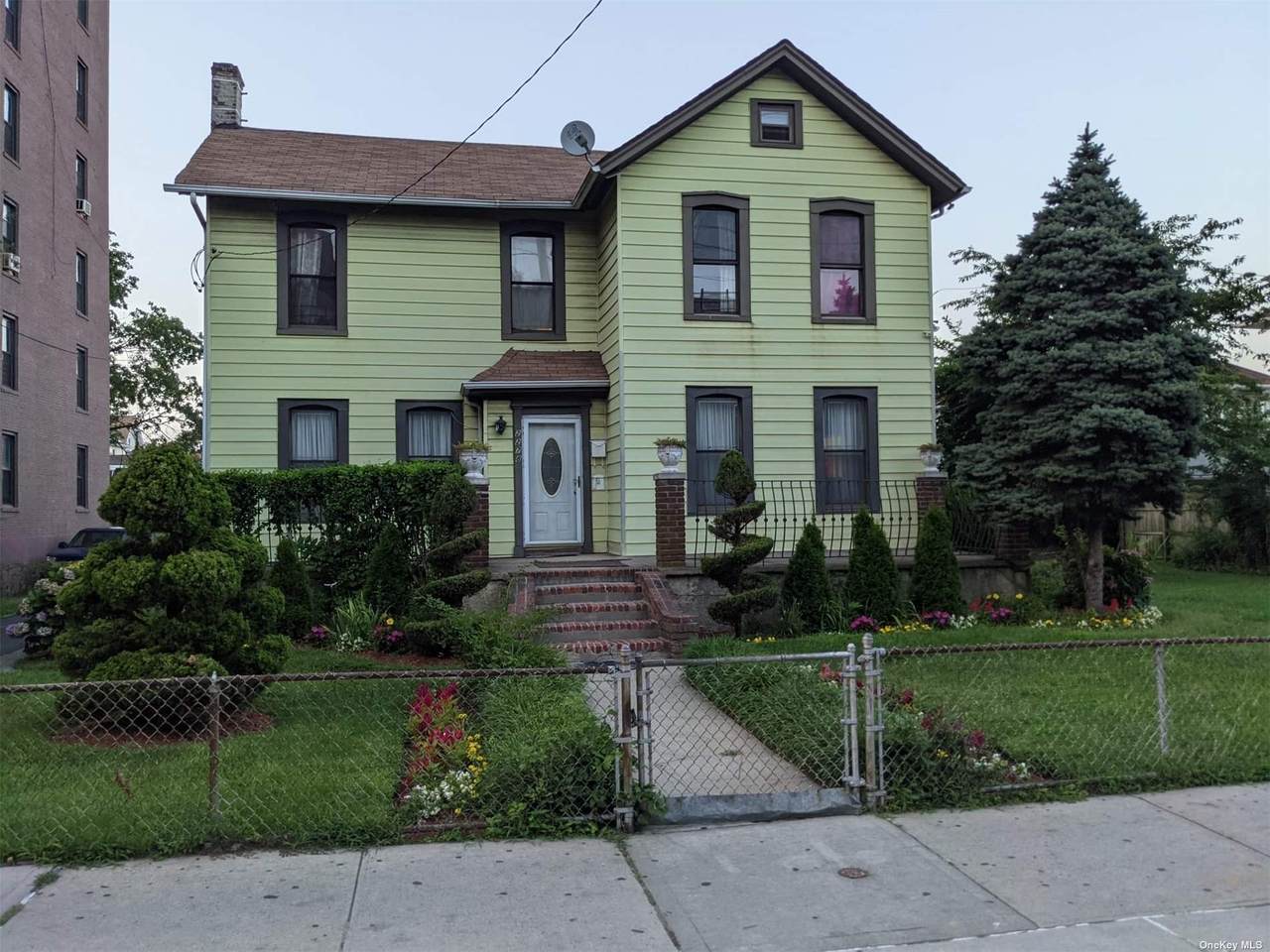 22-78 Mott Avenue - Photo 1