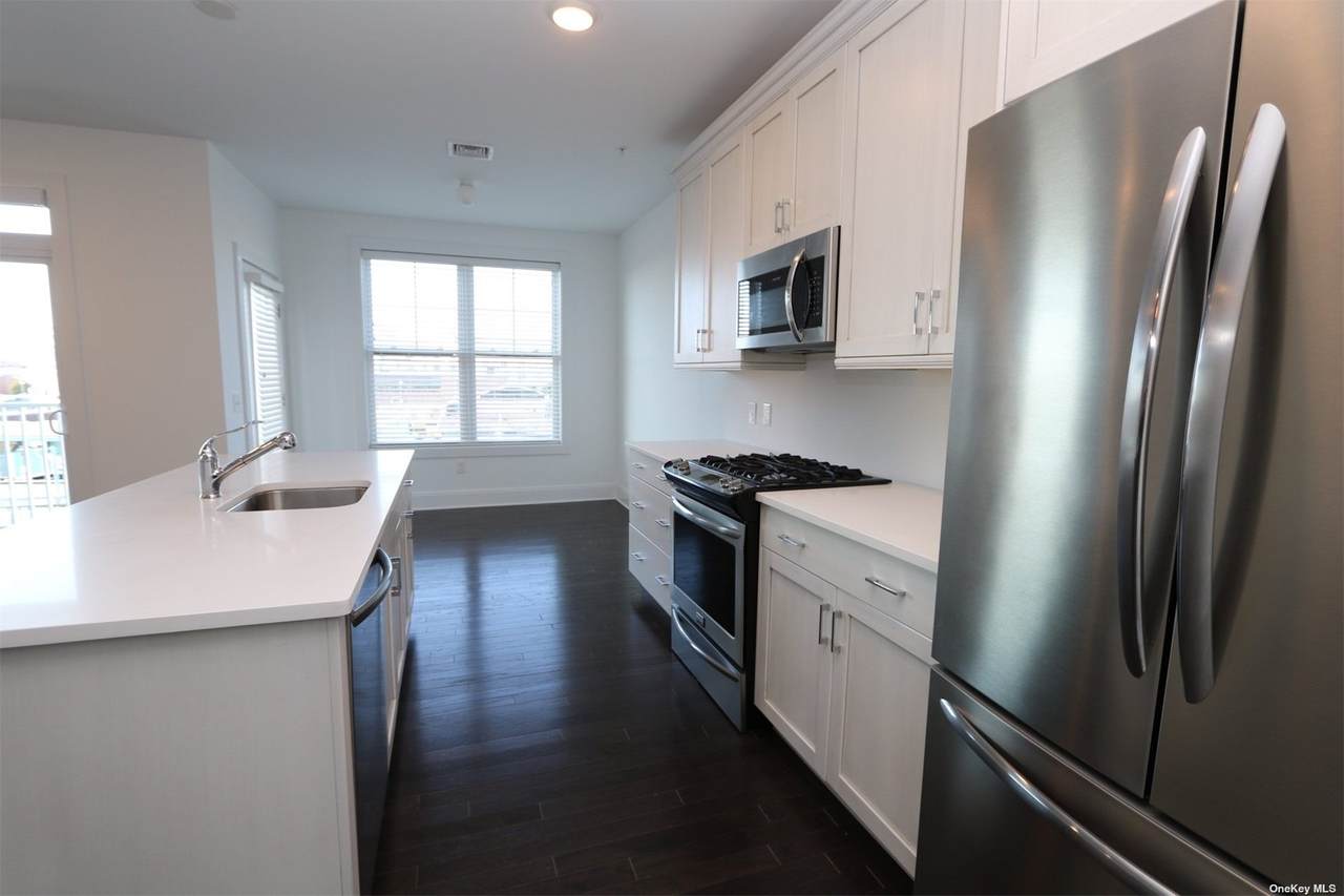 516 Marina Pointe Drive - Photo 1