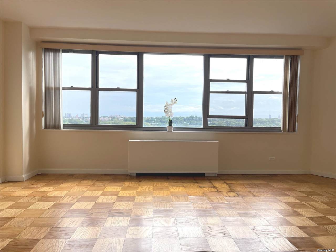 6120 Grand Cent Pkwy - Photo 1