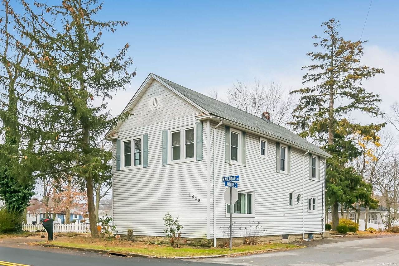 1628 Railroad Avenue - Photo 1