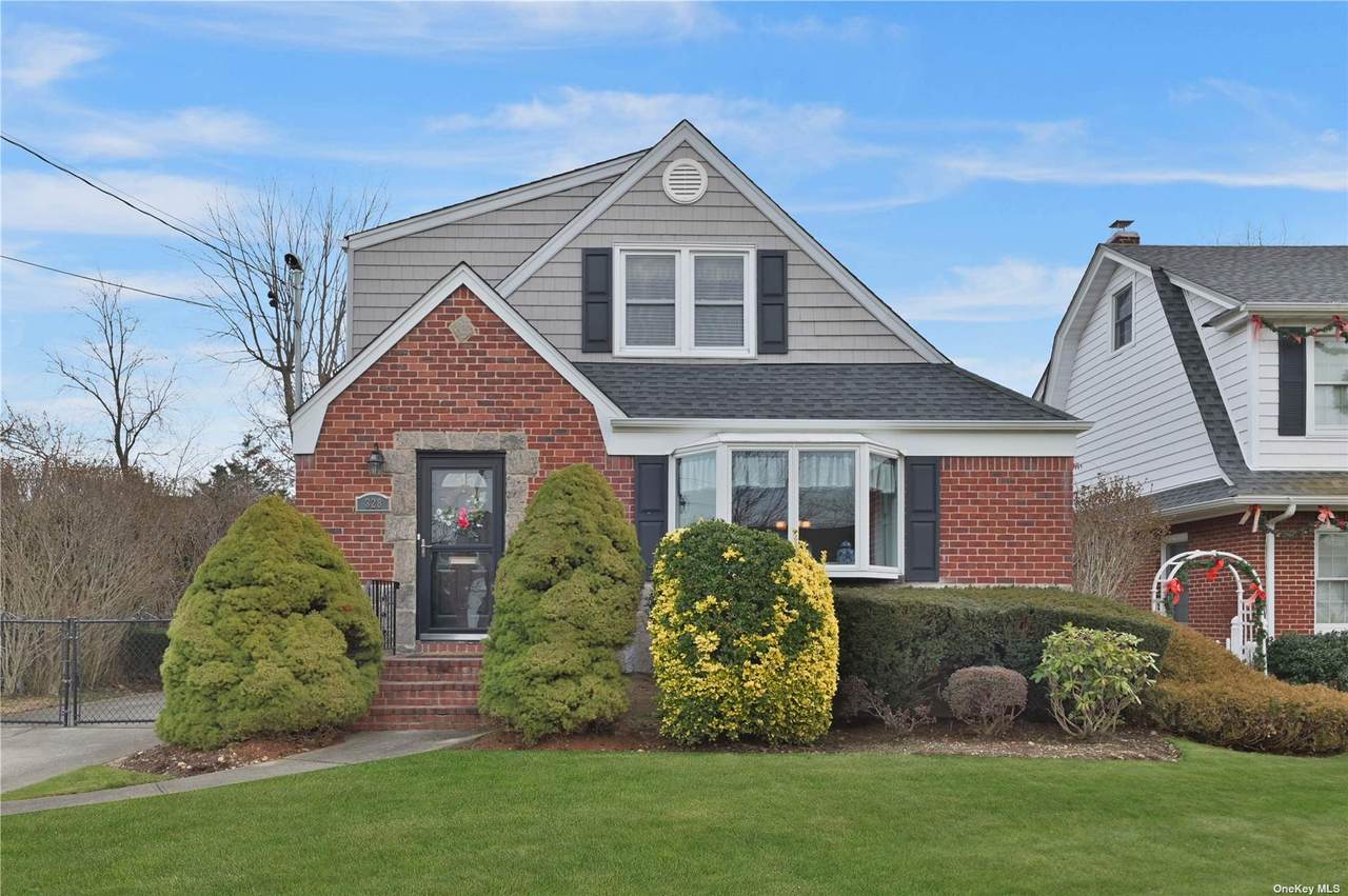 328 Mineola Boulevard - Photo 1