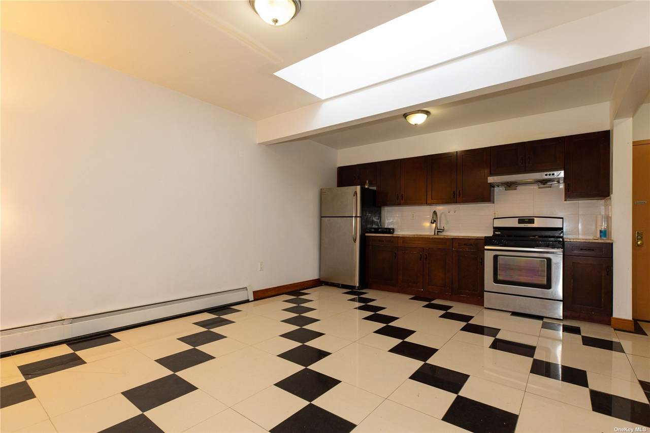 41-25 Hampton St - Photo 1